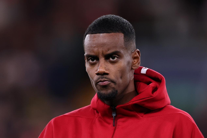 斯洛特官宣伊萨克复出消息，同时回应范戴克 “球员放弃” 言论|巴黎|曼城|伊萨克-苏克塞斯|托特纳姆热刺|伊蒂哈德_新浪体育_新浪新闻